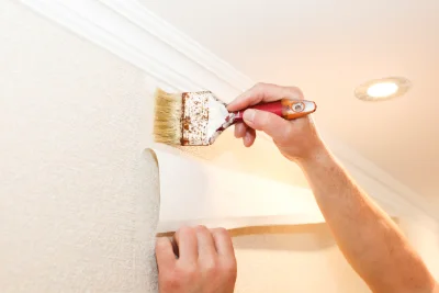 Pose de papier peint à Mano — revêtements muraux et toiles de verre